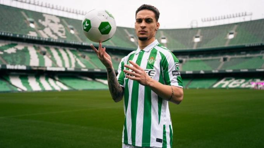 Antony viste por primera vez la camiseta del Betis