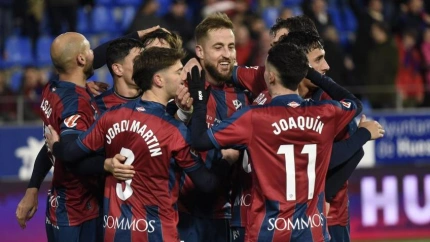 Los jugadores del Huesca celebran un gol contra el Cartagena.