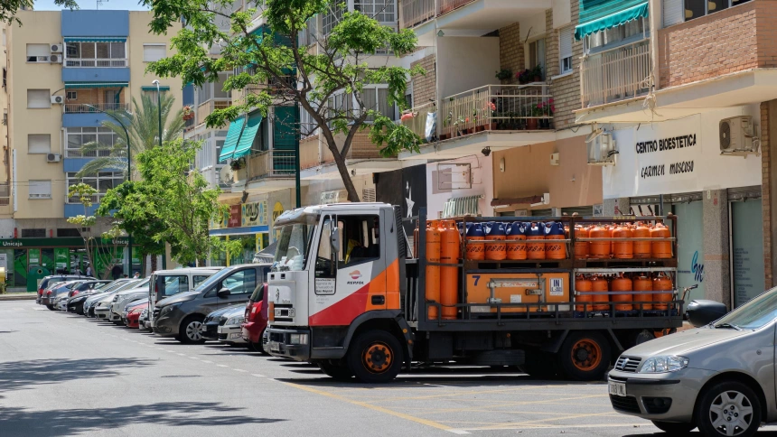 Camión de reparto de butano por las calles de Málaga