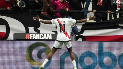 Nteka celebra el segundo de sus dos goles que dieron la vuelta al marcador en Vallecas.