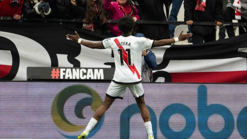 Nteka celebra el segundo de sus dos goles que dieron la vuelta al marcador en Vallecas.