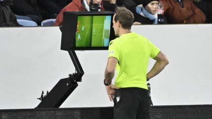 Un árbitro mirando el VAR