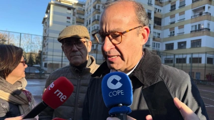 El alcalde de Cáceres atiende a los medios de comunicación