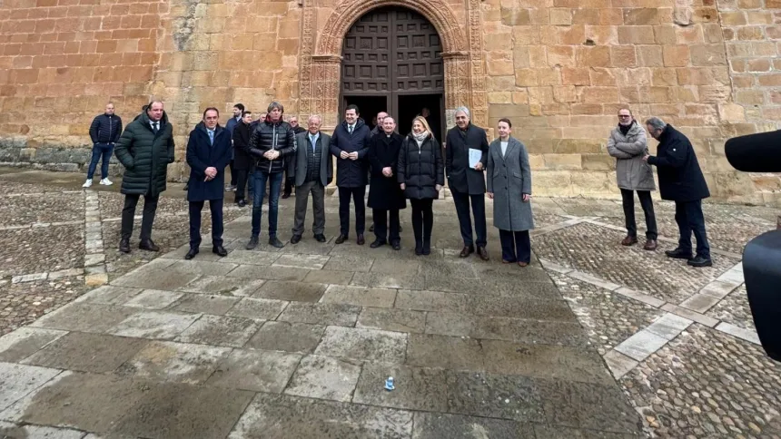 El presidente de la Junta a las puertas de la concatedral de San Pedro en Soria
