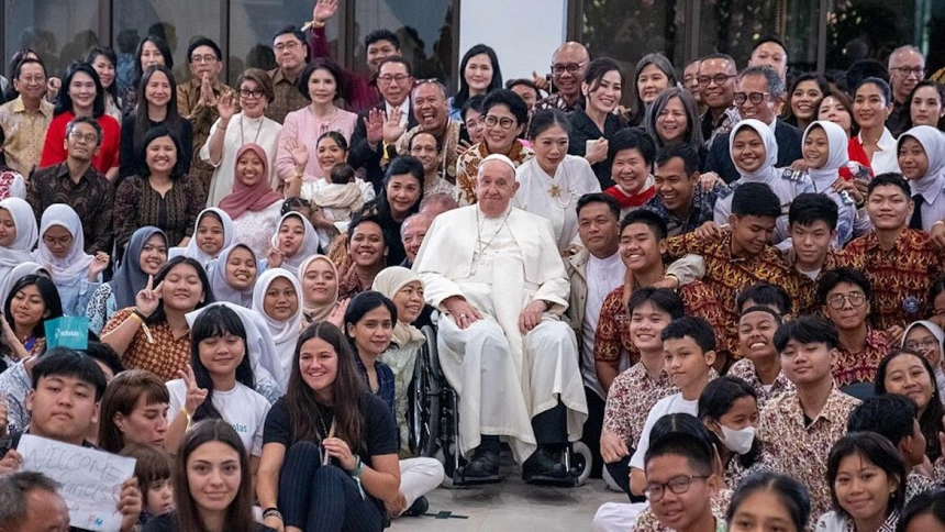 El Papa con jóvenes de Scholas Occurrentes durante su viaje a Indonesia