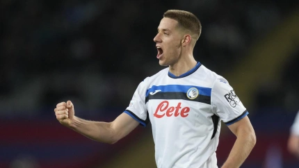 BARCELONA, 29/01/2025.- El delantero croata del Atalanta Mario Pasalic celebra su gol, segundo del equipo italiano, durante el partido de la Liga de Campeones de la UEFA que FC Barcelona y Atalanta BC disputan este miércoles en el estadio Olímpico Lluís Companys. EFE/Enric Fontcuberta
