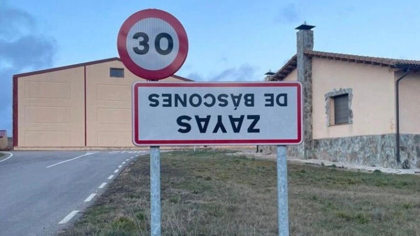 Carteles al revés en los pueblos en protesta por las políticas europeas