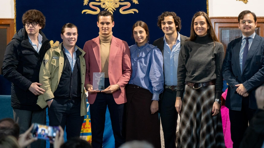 David Galván, junto a los miembros del Club Taurino Universitario de Granada