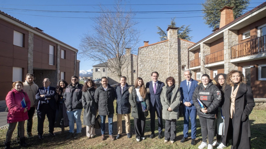 El consejero de Medio Ambiente, Vivienda y Ordenación del Territorio, Juan Carlos Suárez-Quiñones, entrega las viviendas de camineros de El Barco de Ávila.