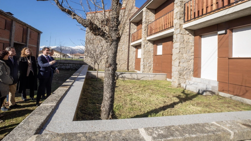 El consejero de Medio Ambiente, Vivienda y Ordenación del Territorio, Juan Carlos Suárez-Quiñones, entrega las viviendas de camineros de El Barco de Ávila.