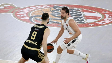 Georgios Papagiannis defiende a Sergio Llull durante el Mónaco - Real Madrid.