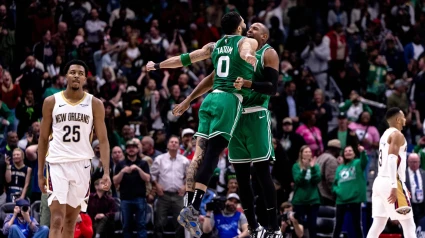 Jayson Tatum y Al Horford celebran la milagrosa canasta del primero sobre la bocina.