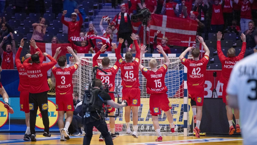 Los jugadores daneses celebran el pase a la final ante su afición.