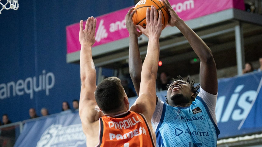 Pradilla trata de taponar a Doumbouya, pívot del Andorra