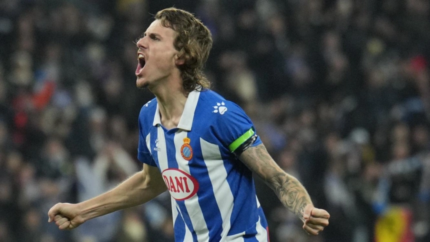 Carlos Romero celebra el primer gol de su equipo