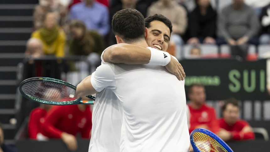Jaume Munar y Pedro Martínez celebran la victoria contra Suiza.