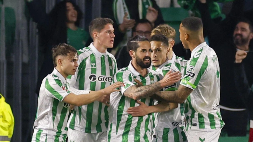 Isco celebra con sus compañeros el 1-0 del Betis contra el Athletic