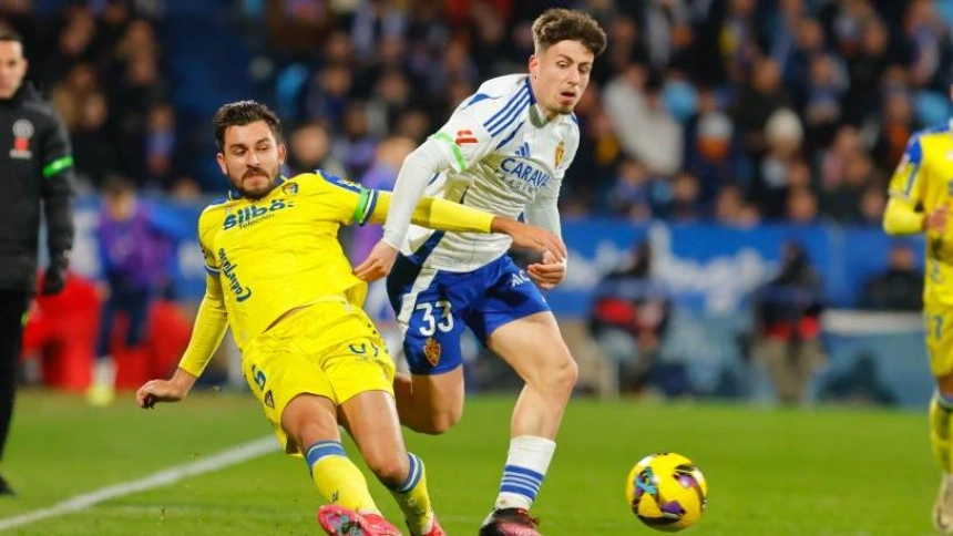 Chust arrrebata un balón a Liso durante el Zaragoza - Cádiz.