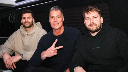 Doncic aterriza en Los Ángeles y Pelinka le da la bienvenida