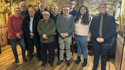 Manuel Conteras con los componentes de su nueva junta directiva