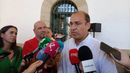 El alcalde de Cáceres atiende a los medios de comunicación