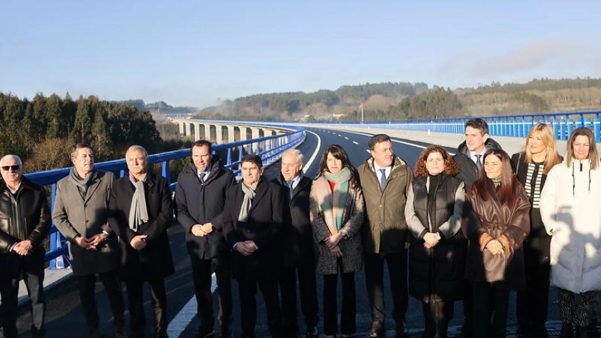 Representantes políticos en la inauguración del tramo Palas-Melide de la A-54