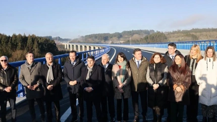 Representantes políticos en la inauguración del tramo Palas-Melide de la A-54