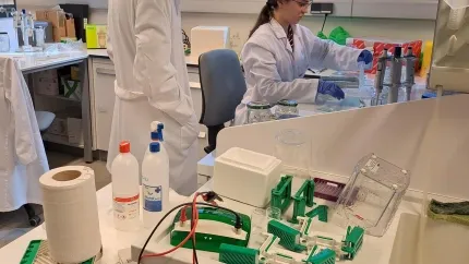 Investigadores en un laboratorio del IMIBIC