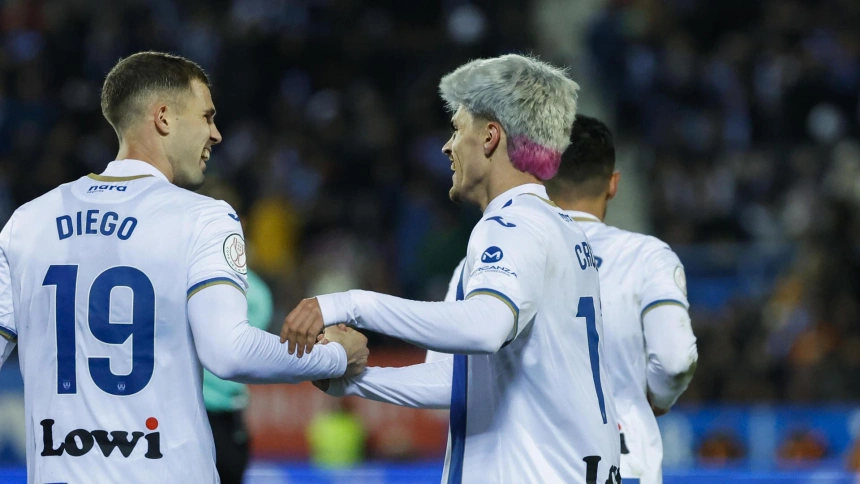 Juan Cruz celebra con Diego García el 2-2 contra el Real Madrid.