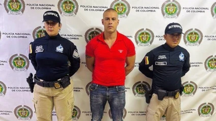 El detenido, en Colombia junto a dos agentes de la InterpolLas autoridades colombianas han informado de la detención de un hombre que estaba siendo buscado por España como supuesto miembro de una banda asentada en Mallorca y dedicada la fabricación y comercialización ilícita de sustancias anabolizantes y marihuana.SOCIEDAD POLICÍA NACIONAL DE COLOMBIA