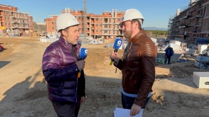Jorge Bustos a pie de obra con el arquitecto de una promoción en Navalcarnero