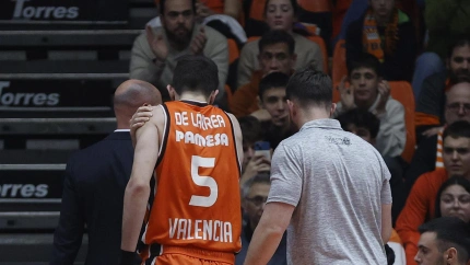 De Larrea se retira al banquillo después de lastimarse el hombro izquierdo