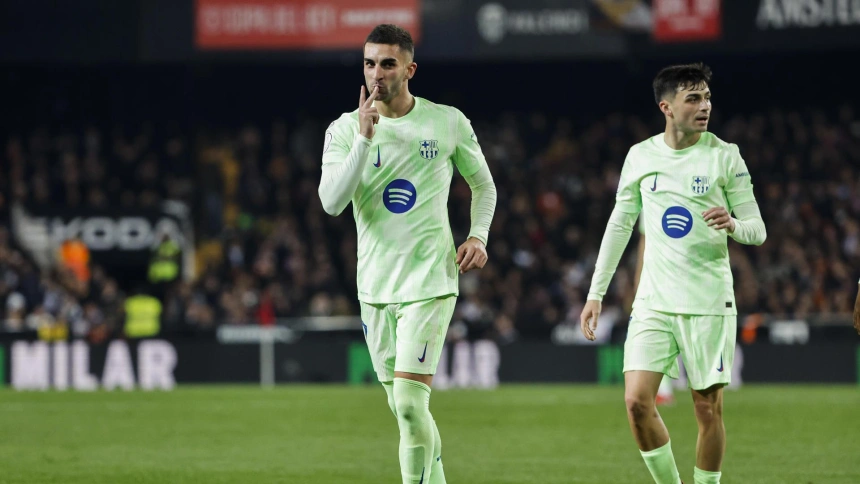 Ferran Torres celebra su tercer gol en el Valencia 0 - Barcelona 4