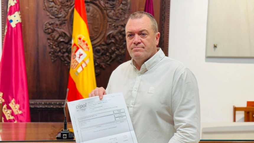 El concejal de Calidad Urbana de Lorca muestra una factura de un seguimiento con detectives de la época del PSOE