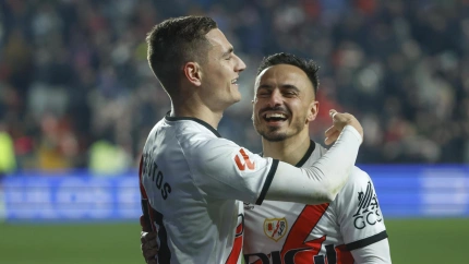 Álvaro García celebra con De Frutos el 1-0 del Rayo contra el Valladolid.