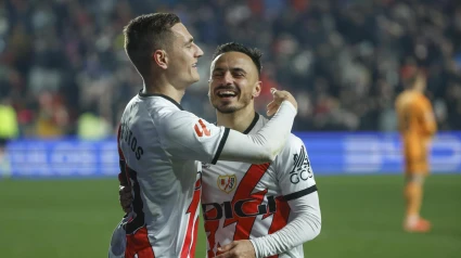 Álvaro García celebra con De Frutos el 1-0 del Rayo contra el Valladolid.