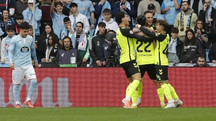 Los jugadores del Betis celebran el gol de Antony en Balaídos, su primero en España.