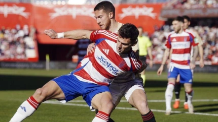 Lucas Boyé defiente ante la presión de Tachi.