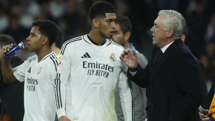 Carlo Ancelotti habla con sus jugadores durante el Real Madrid-Atlético de Madrid