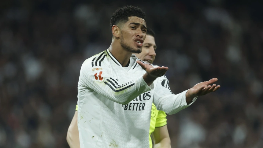 Bellingham protestando durante el derbi