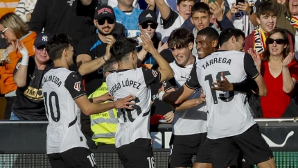 Mosquera celebra con sus compañeros el 1-0 del Valencia contra el Leganés.