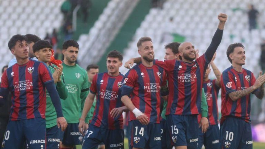 Los futbolistas del Huesca celebran con su afición el triunfo contra el Córdoba.