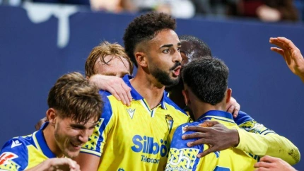 Chris Ramos celebra con sus compañeros el gol que marcó al Cartagena.