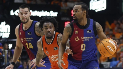 Punter, el mejor de los azulgrana, penetra a canasta ante la mirada de Jones