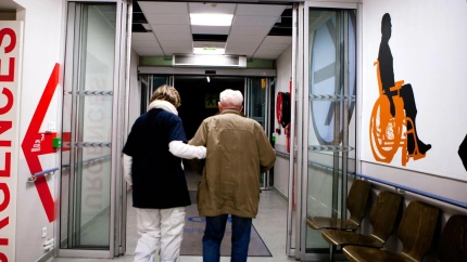Un hombre abandona la sala de emergencias de un hospital