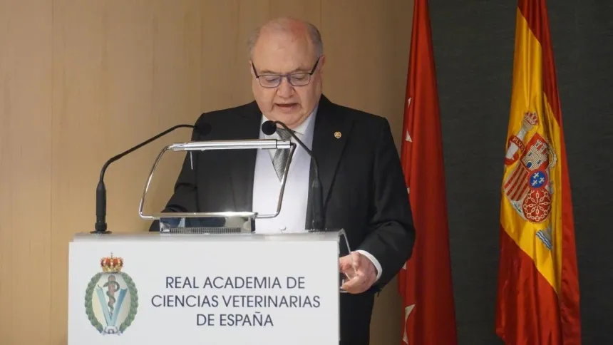 José Luis Benedito lamenta que la norma dude de la "capacidad científica" de los profesionales veterinarios