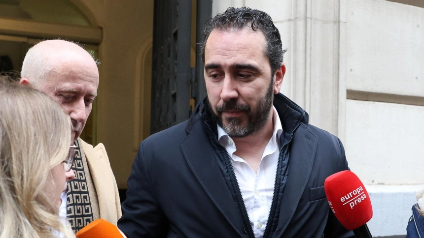 El empresario, Víctor de Aldama, atiende a los medios a su salida de una entrevista en la COPE, a 22 de enero de 2025, en Madrid (España). Aldama regresa a 'Herrera en COPE' con novedades importantes en torno a la documentación aportada tanto en el Suprem