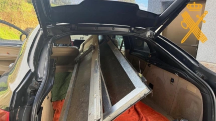 El autor del robo metió las puertas de aluminio en el interior de su coche