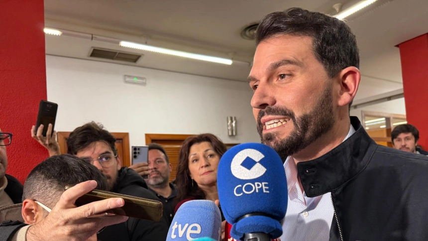 Álvaro Sánchez Cotrina en la sede del PSOE en Cáceres