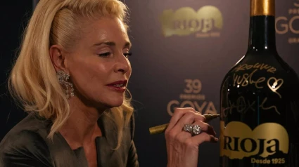 Belén Rueda firmando las botellas  de Rioja Edición Centenario desaparecidas tras los Goya.